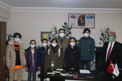 Kompozisyon ve Resim Yarışmasında Birinci Olan Öğrencilerimize Kaymakamımızdan Ödül 