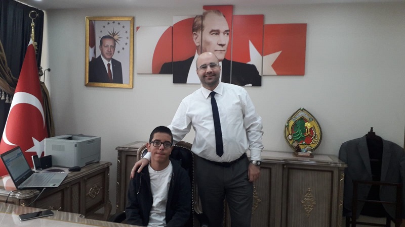 ÖĞRENCİ EMİRHAN KARAOĞLU'NDAN KAYMAKAMIMIZA ZİYARET